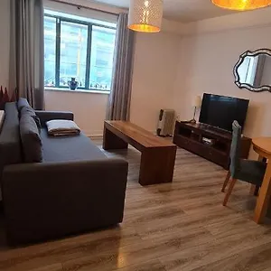 downtown-trinity-two-bedroom-apartment.dublin-hotelsweb.com/